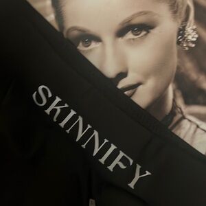 🖤🤸🏽‍♀️🖤•🦵🏻SKINNIFY x R-e-s-i-s-t-a-n-c-e VIBES 👅🫦👅